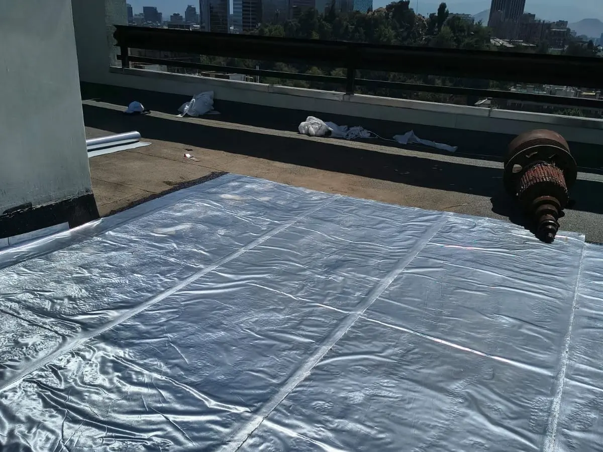 Paños de membrana asfáltica con terminación de aluminio traslapados y sellados en una azotea