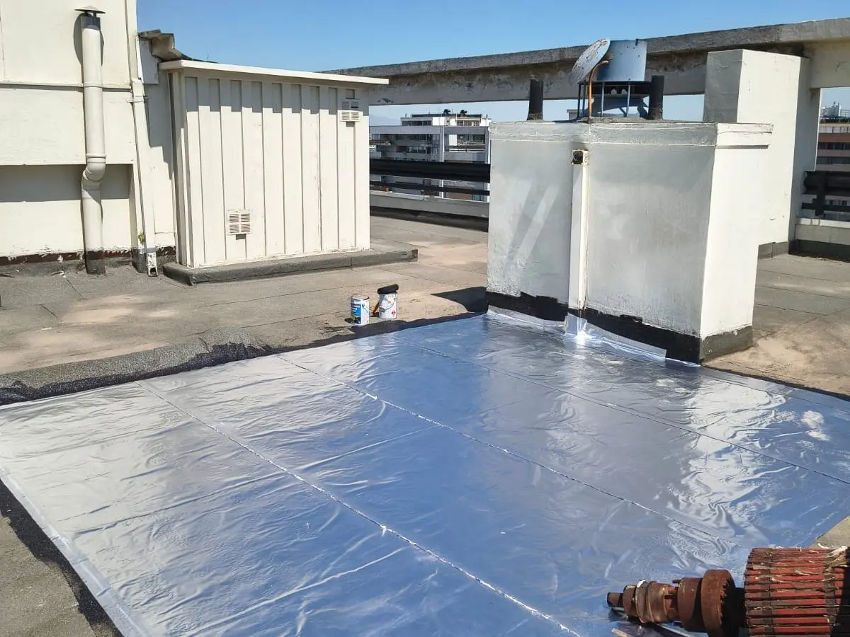 Azotea de edificio con la membrana de aluminio terminada junto a las salas de equipos